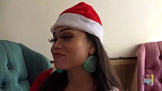 गर्लफ्रेंड के साथ क्रिसमस कुकीज बेक करना