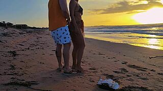 yo, me vaan naimmekin siellä julkisella rannalla