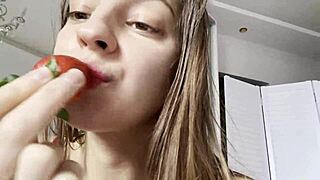 Мелена Мария Ря дразни в горещо червено бельо за фенове