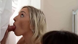 Giovane donna squirta in cucina guardando ninfe della chiesa