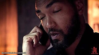 Mišićavac jebe MILF i devojku grubo