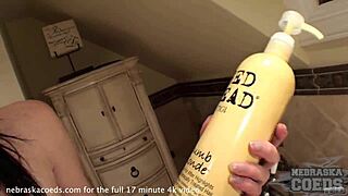 נערה רזה מ-איווה בת 18+ משחקת סולו באמבטיה