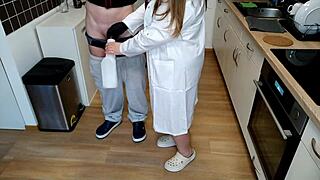 Wow! Svigermor hjelper stesønn med urinpåse i sykehuskaos. Hva en vill hjemmelaget scene med stor ræv action!