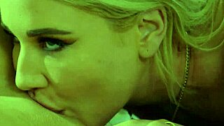 Fantastisk stor-tittad blond lesbisk kåt tjej Kayley Gunner Savannah Bond äter fitta och når intensiva orgasmer