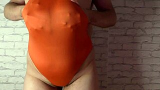 Sexy chlupatá manželka bere rychlý creampie hluboko do svého manželského jádra