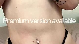 Förhandsvisning modell närbilder stora tuttar i tajt bh