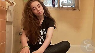 Tabu scéna ve vaně s drobnou 18+ přirozenými prsy