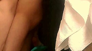 Naapurin kanssa suihkussa säästetään vettä rennosti ja hauskasti 💧