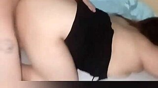 Néztem, ahogy egy idegen keményen baszta a kövér feleségemet otthonunkban, megosztva vele mint kukold