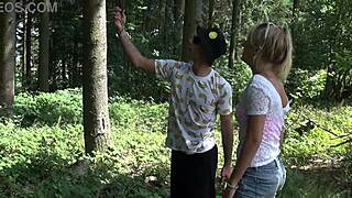 Horni pohodniki jebejo močno v gozdu. Evropska pornografska zvezda dobi divji izliv sperme v spodnjem perilu!