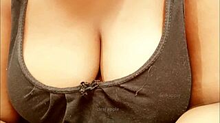 Makcik India tetek besar tunjuk teteknya!