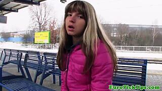 Ylivoimainen nautinto kun nuori huora nielee spermaa julkisella paikalla