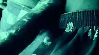 тинейджеры 18+ парни сходят с ума на ночной камере с скрытым бисексуальным действием.