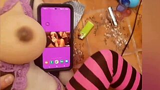 Лавс2камм69 долбит большую сисястую блондинку-куклу в ванной с анальной пробкой