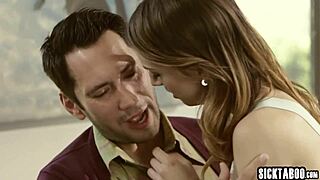 Naif Üvey Baba Seksi Küçük 18+ Göğüsleri Olan Üvey Kızı Kristen Scott'tan Yabani Yasak Oyunlarda Oral Aldı