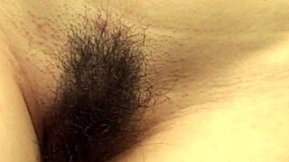 Babe Asia cantik onani faraj berbulu dengan dildo dalam detail dekat