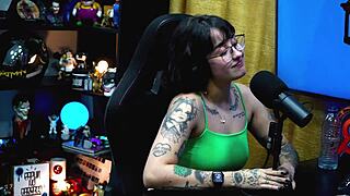 Yo, Martina Oliveira blinker naturlige patter under udendørs podcast interview