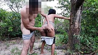 Fantastisk mundarbejde på stranden fører til intens latinamerikansk anal creampie!