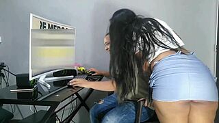 Medtem Ko Učim Svojo Latinsko Prijateljico Igrati Na PC, Horna Me Poljubi, Se Masturbira In Mi Da Svojo Ogromno Rit V Obraz Za Globoko Grlo Piha