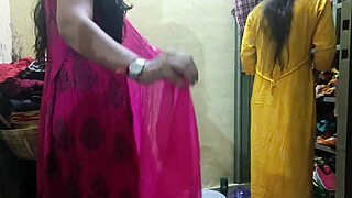 हॉट थ्रीसम रोलप्ले सेक्स वीडियो में इंडियन ब्यूटी, वाऊ! 🔥