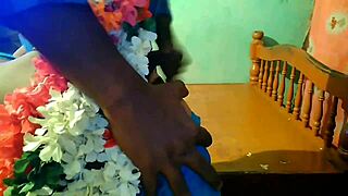 तamil jasmine aunty अपने मसिव बूब्स को जोर से दबाती है