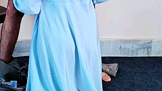 कॉलेज लड़की वायरल सेक्स वीडियो में सब उंडेलती है, रॉ ऑडियो के साथ।