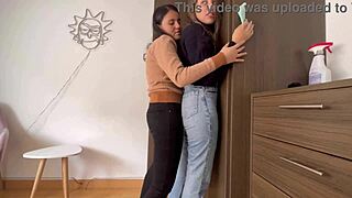 أم زوجة تغري في خزانة بنيك عنيف