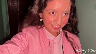 Carina scopa il fratellastro e prende sborra in faccia!