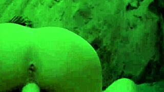 Ζεστό ζευγάρι γαμιέται σκληρά σε δημόσια σπηλιά