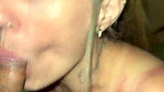 Kiihkeä perse ja pillu esillä julkisella torilla, antautuminen pomolle varastossa