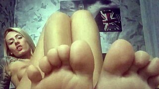 Láb fetis szexi szőke lány mutogatja vékony seggét webkamerán