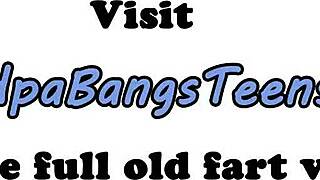 Ta mlada 18+ pička dobi svojo tesno pičko trdo jebano od srečnega starejšega moškega