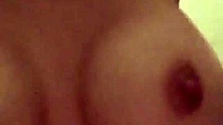 Bionda fa pompino e titty fuck, sborra in bocca