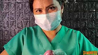 Медицинское edging от Dominafire оставило меня дрожащим в больнице. Я не мог сопротивляться ее латексным перчаткам во время интенсивной POV дрочки компиляции.