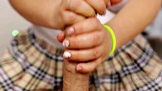 Am Ejectat În Mâinile Moi Uleioase Ale Adolescente Japoneze În Timpul Mângâierii