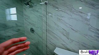 मिल्फ वेलेंटिना बेलुच्ची सौतेले बेटे को ब्लोजॉब के लिए लुभाती है