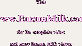 בחורה לסבית עם חוקן, תחת מלא בצעצועים ומפזרת ברבור