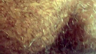 Lelaki macho berbulu tebal kongkek pantat aku, isi dengan air mani sekarang!