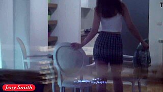 Espiando Jeny Smith pela janela enquanto ela tira selfies nuas. Suas poses provocantes de upskirt são puro calor.