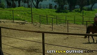 Kúrjunk kint - cuki barna nagy cicikkel közterületi dugás