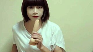 Har du prøvet Ting Xuans vilde mundarbejde og analleg med stort legetøj? Fortæl mig hvordan det føles!