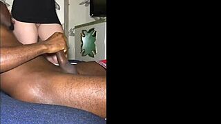 Hanblivá biela žena stretne čierneho býka na prvý bareback zážitok