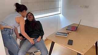 Fetish lesbian dipenuhi dengan jeans semasa jari basah