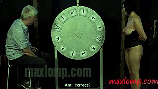 Ung 18+ jente pisker en MILF hardt og grovt! 😱