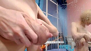 Ballada mleka piersiowego z laktującą gwiazdą solo w scenie z lustrem