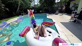 Kleine Riley Jean speelt met haar poesje in het zwembad