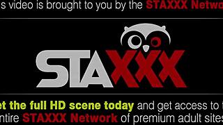 Ik zie deze vieze tiener 18+ hem afzuigen en spelen met het sperma over haar tieten.