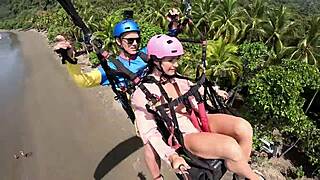 在哥斯达黎加狂野滑翔伞冒险中湿润凌乱的喷水爆炸