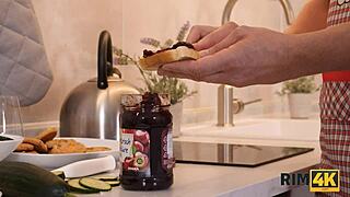 Petit-déjeuner rim4k : la rousse mince lèche le cul de son mari tôt le matin