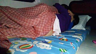 계모와 침대 공유하다가 시트 아래 예상치 못한 크림파이로 끝나 😳